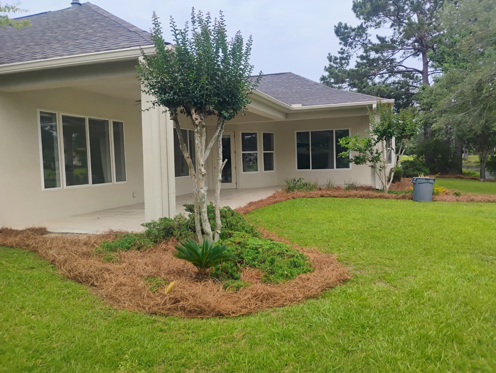 Pine straw and mulch installation